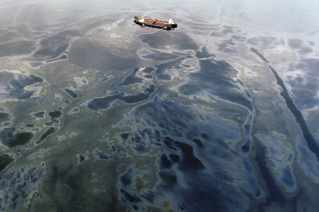 Нефтяное пятно на побережье Аляски