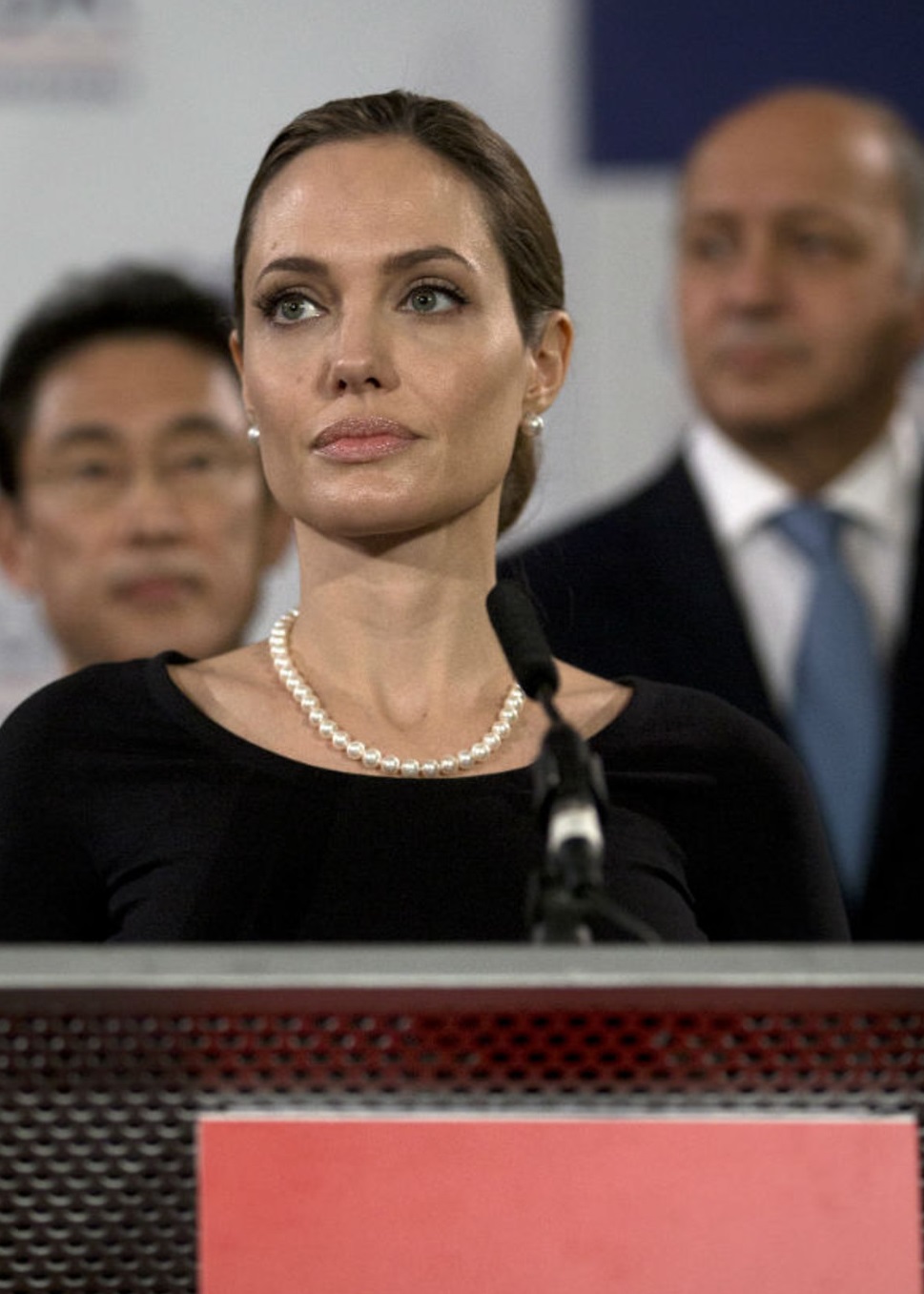 Andzhelina Dzholi delaet politicheskuyu kareru - Анджелина Джоли делает политическую карьеру