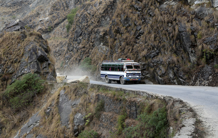 image - Пассажирский автобус упал в ущелье в Непале