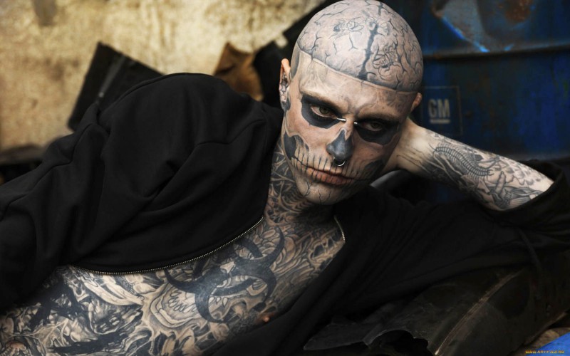 zombie boy wallpaper 05 - Человек-татуировка желает поселиться в России