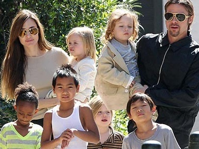 0135 - Джоли и Питт с детьми прогулялись по Камбодже
