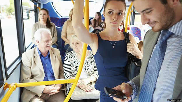150714141410 commute bus passengers 624x351 thinkstock - Ученые: смартфоны убивают романтику в отношениях