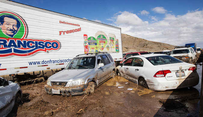 17california master675 pic685 685x390 34981 - В Южной Калифорнии сотни автомобилей застряли в грязи