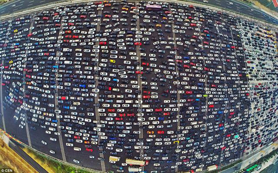 2D2960A700000578 3263440 image a 21 1444219471545 - Видео: автомобильная пробка в Китае насчитывает тысячи машин