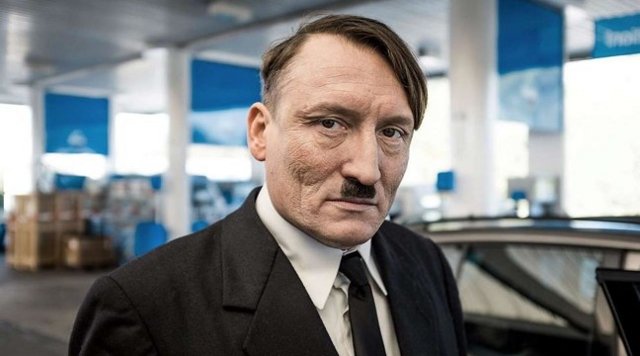 34 - Немецкий актер месяц ездил по Германии в образе Гитлера
