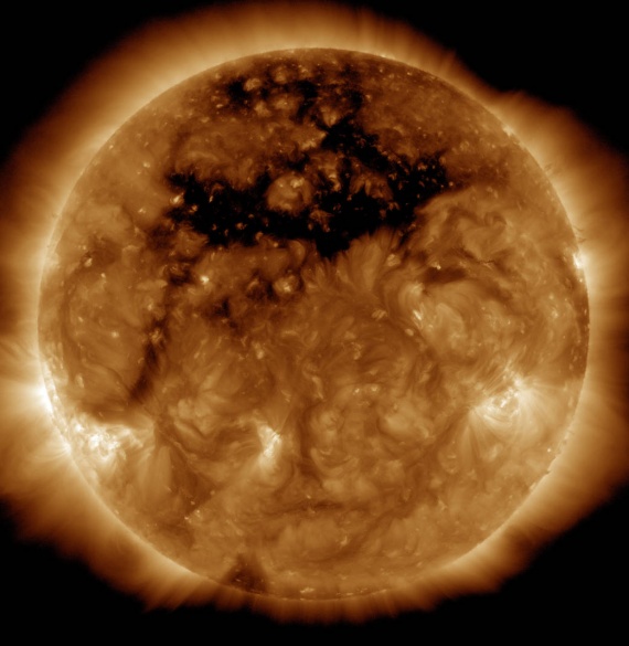 385007092 - NASA показало потрясающий снимок гигантской корональной дыры на Солнце