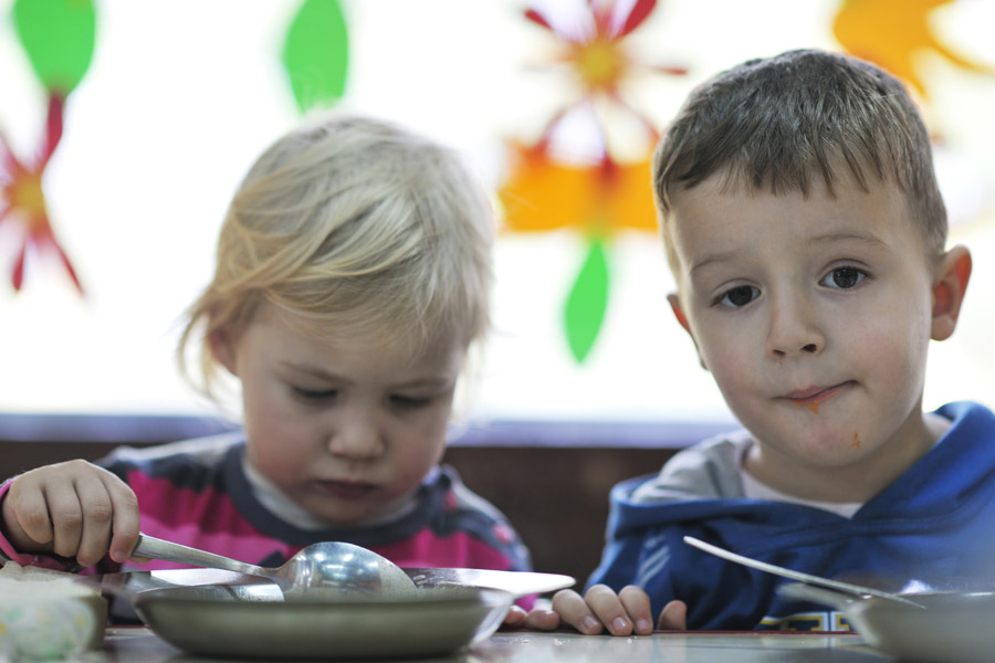 deti edyat v detskom sadu - В детском саду Новосибирска дети отравились супом со спайсом