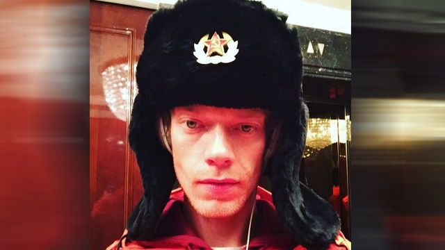 dkjhshhs 0 - Вонючка из «Игры престолов» опубликовал в Москве селфи в шапке-ушанке