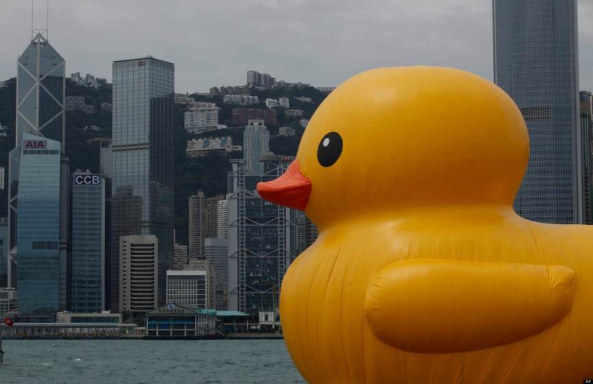 o giant rubber duck pittsburgh facebook copy - В Нью-Йорк плывет резиновая утка-рекордсменка