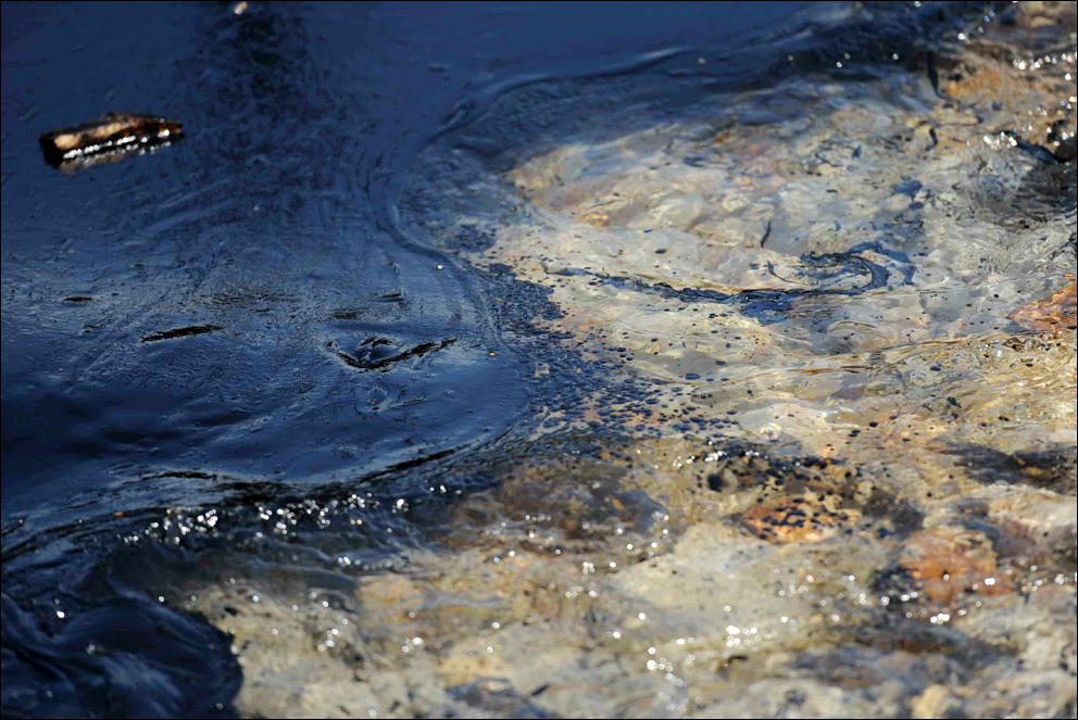 oil spill in dalian 13 - В ХМАО разлилось 140 тонн нефти