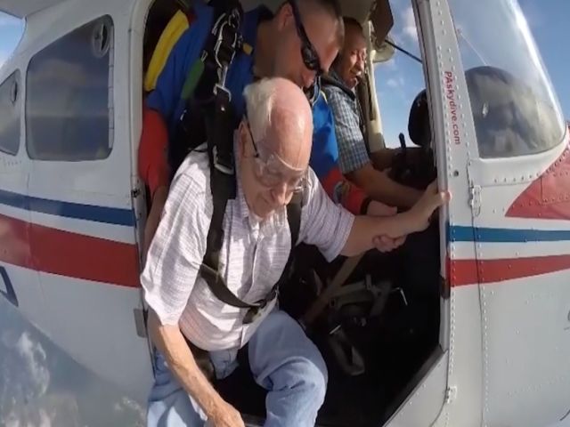 para - Пенсионер прыгнул с парашютом в честь юбилея