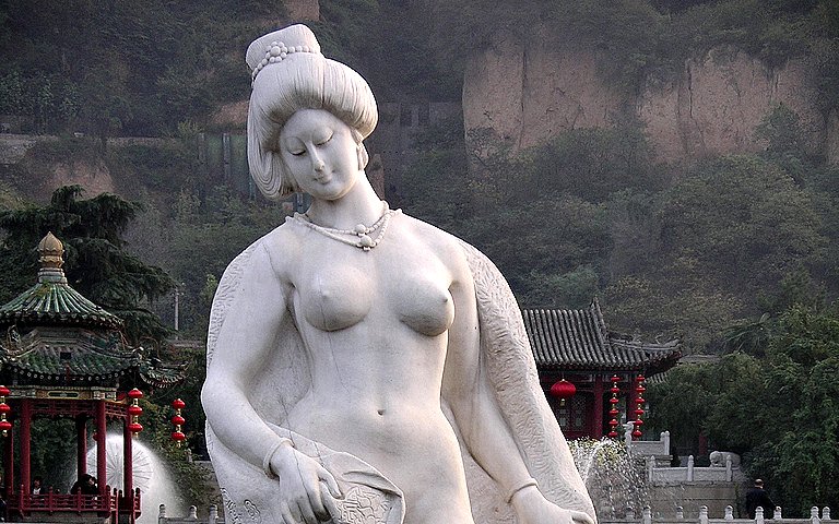 yang guifei - В Китае туристов попросили не трогать статую за грудь