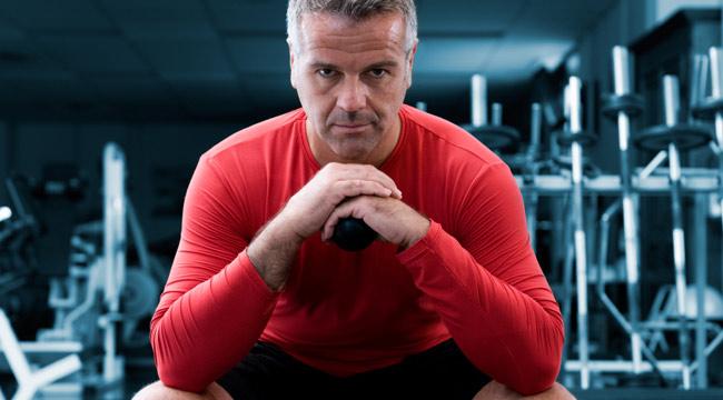 MIddle Aged Guy in Gym - Фитнес-мания опасна для мужчин среднего возраста