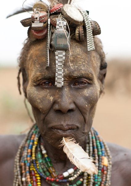 image 919179 galleryV9 awii 919179 - Африканские аборигены зарабатывают на украшениях из мусора