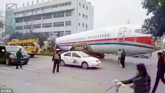 32A27C5400000578 3513590 image a 14 1459241730469 - На одной из самых оживленных трасс Китая полностью приостановлено движение из-за самолета