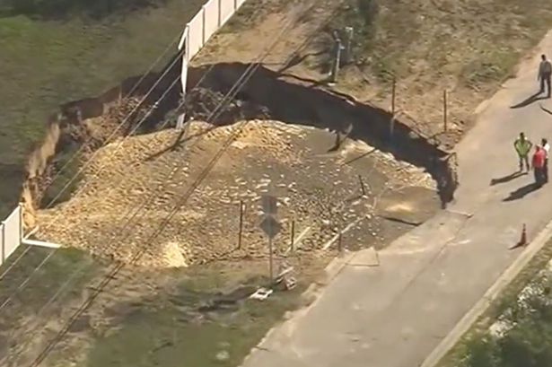 Sink hole in Tarpon Springs Florida - Из-за огромной воронки в земле жители Флориды могут остаться без домов