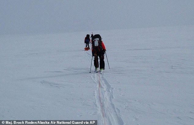 Во время своего путешествия по горной местности Аляски двое профессиональных лыжников попали под лавину. 