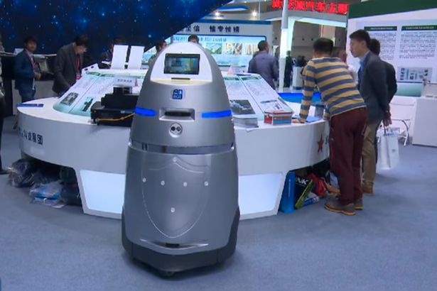 China police robot 2 - В Китае для борьбы с массовыми беспорядками будут использоваться роботы