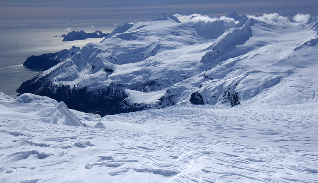 Во время своего путешествия по горной местности Аляски двое профессиональных лыжников попали под лавину. 
