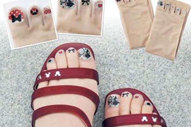 latest weird trend tights with painted toenails - Колготки с окрашенными ногтями могут войти в топ популярных вещей этого года