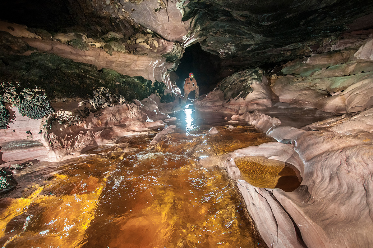 Исследователи обнаружили среди столовых гор Тепуи пещеры, скрывающие мир, ранее недосягаемый для человека. 