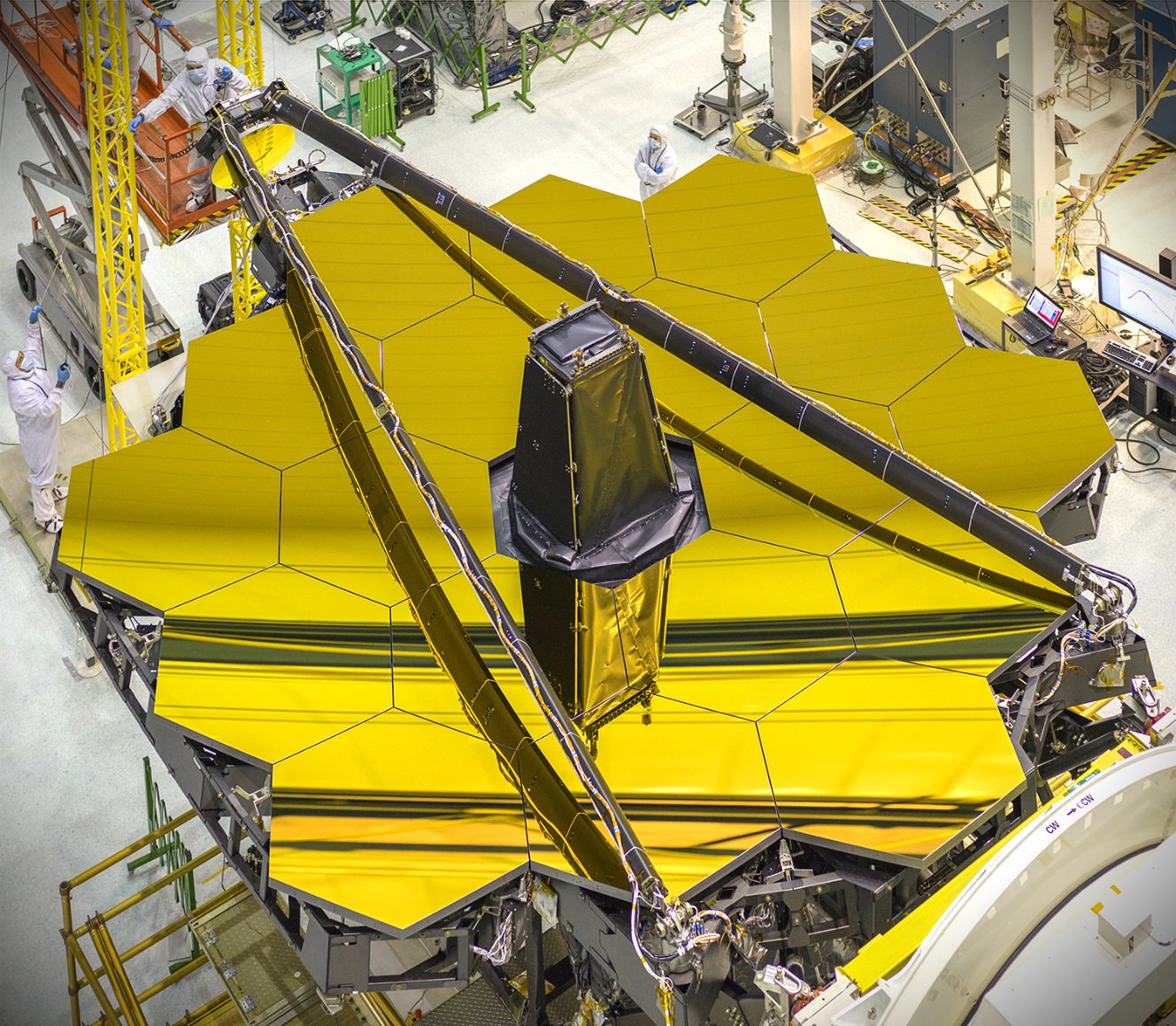 Ученые НАСА презентовали гигантское золотое зеркало телескопа 