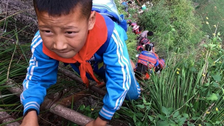 В Китае детям приходится добираться в школу через деревянную лестницу в горах