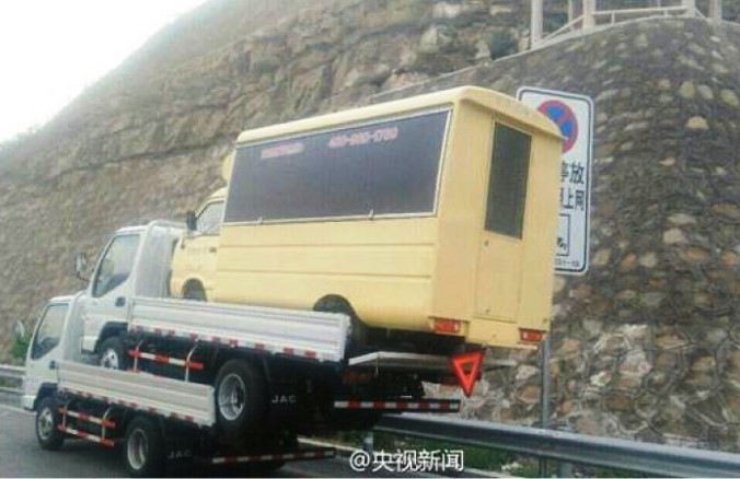 160517113224 china three trucks 2 exlarge 169 - Житель Китая получил штраф за вождение трех грузовиков одновременно
