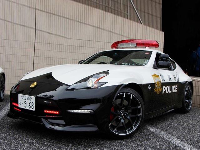 573126 - В Токио представлены новые полицейские автомобили