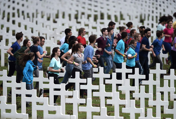 Во Франции подростки устроили многотысячную пробежку на кладбище