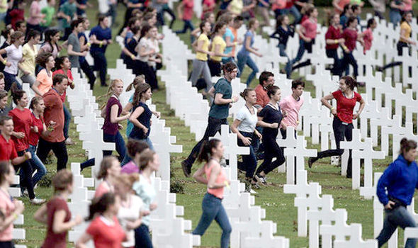 France war graves 675422 - Во Франции подростки устроили многотысячную пробежку на кладбище