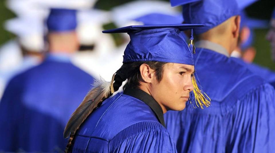 feather - Школьники-индейцы собираются отстаивать в суде право носить на голове перья