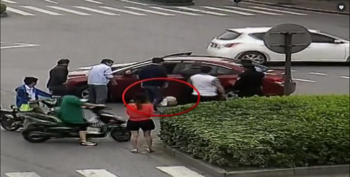 Группа китайцев спасла мужчину, попавшего под колеса автомобиля