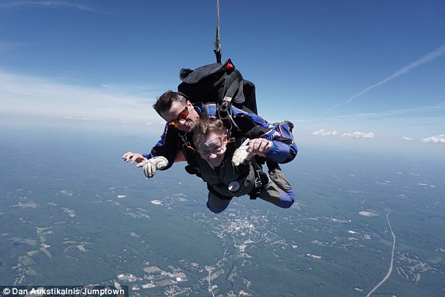 357FCF0D00000578 3651225 image a 19 1466469373802 - 87-летняя пенсионерка совершила прыжок с парашютом из самолета