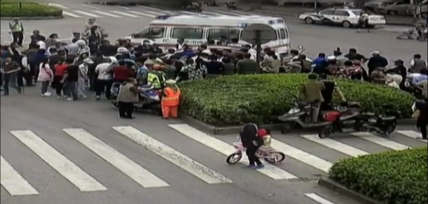Группа китайцев спасла мужчину, попавшего под колеса автомобиля