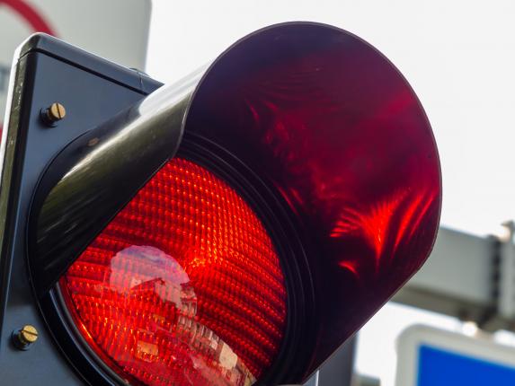 6 year old calls 911 to report father for running a red light - Ребенок потребовал арестовать отца за нарушение правил дорожного движения