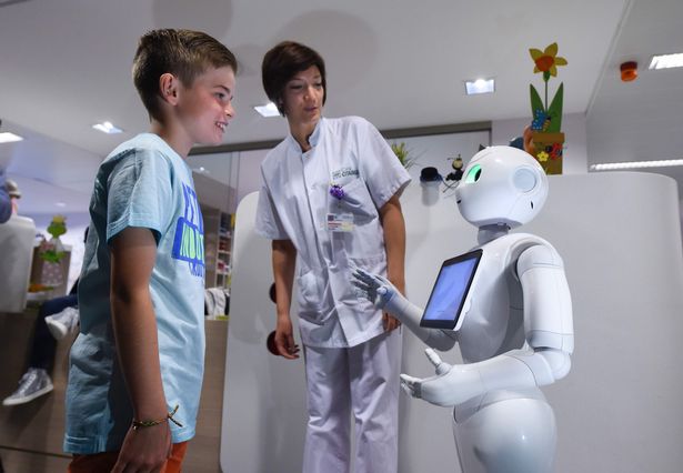 A young boy talks with the robot Pepper 1 - Бельгийские больницы будут оборудованы роботами-регистраторам