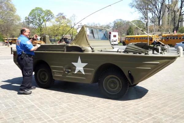 Amphibious World War II vehicle turns heads during Brooklyn cruise - Житель Нью-Йорка обзавелся автомобилем времен Второй мировой войны