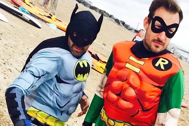 PAY David Schneider and Derren Guile - Реальные Бэтмен и Робин спасли мужчину на побережье Великобритании