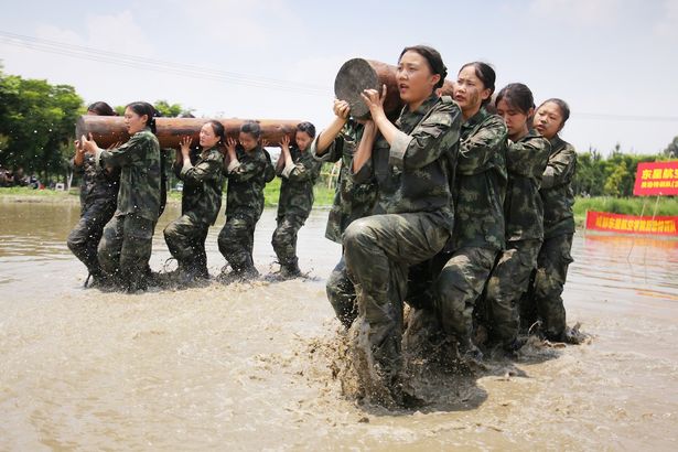В Китае стюардесс обяжут проходить профессиональную военную подготовку