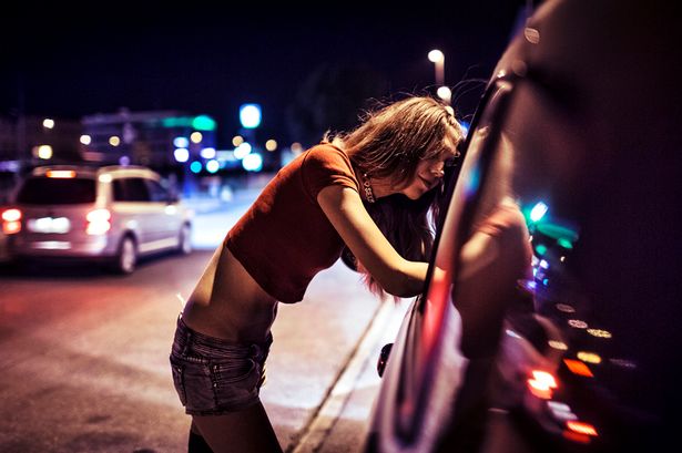 Prostitute - Правительство Швейцарии обустроит дорожными знаками места, в которых можно будет получить сексуальные услуги