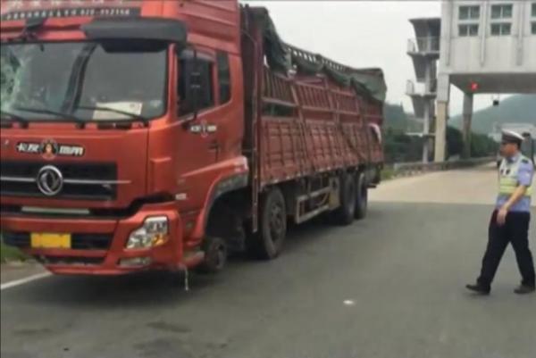 Semi truck ticketed for driving without its front wheels - В Китае оштрафовали грузовик без колес