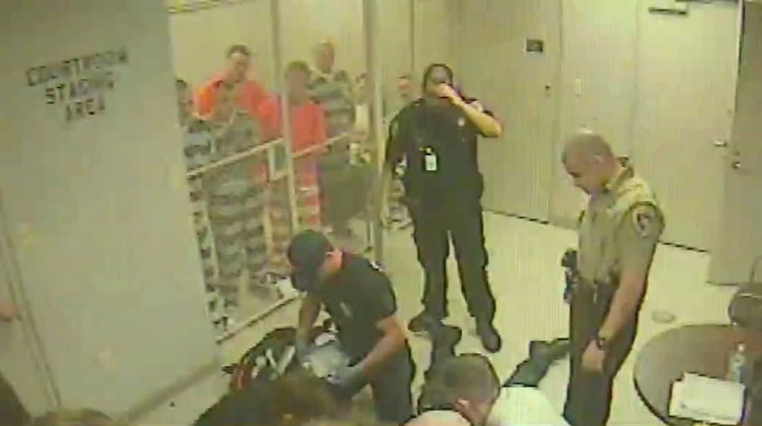 Заключенный сбежал из камеры, чтобы помочь тюремщику, которому стало плохо