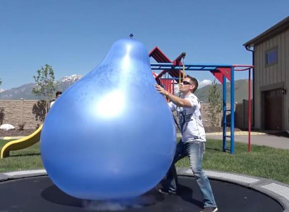 Man fills 6 foot balloons with liquid nitrogen - Американец надул самый большой воздушный шар