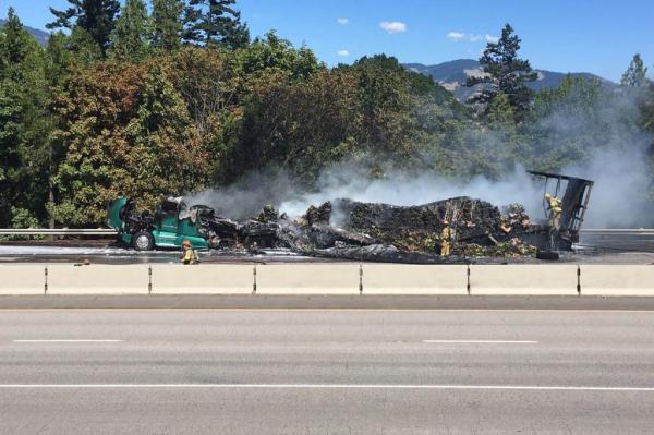 Truck hauling bananas catches fire on Oregon interstate - В Орегоне из-за жары сгорел грузовик с бананами