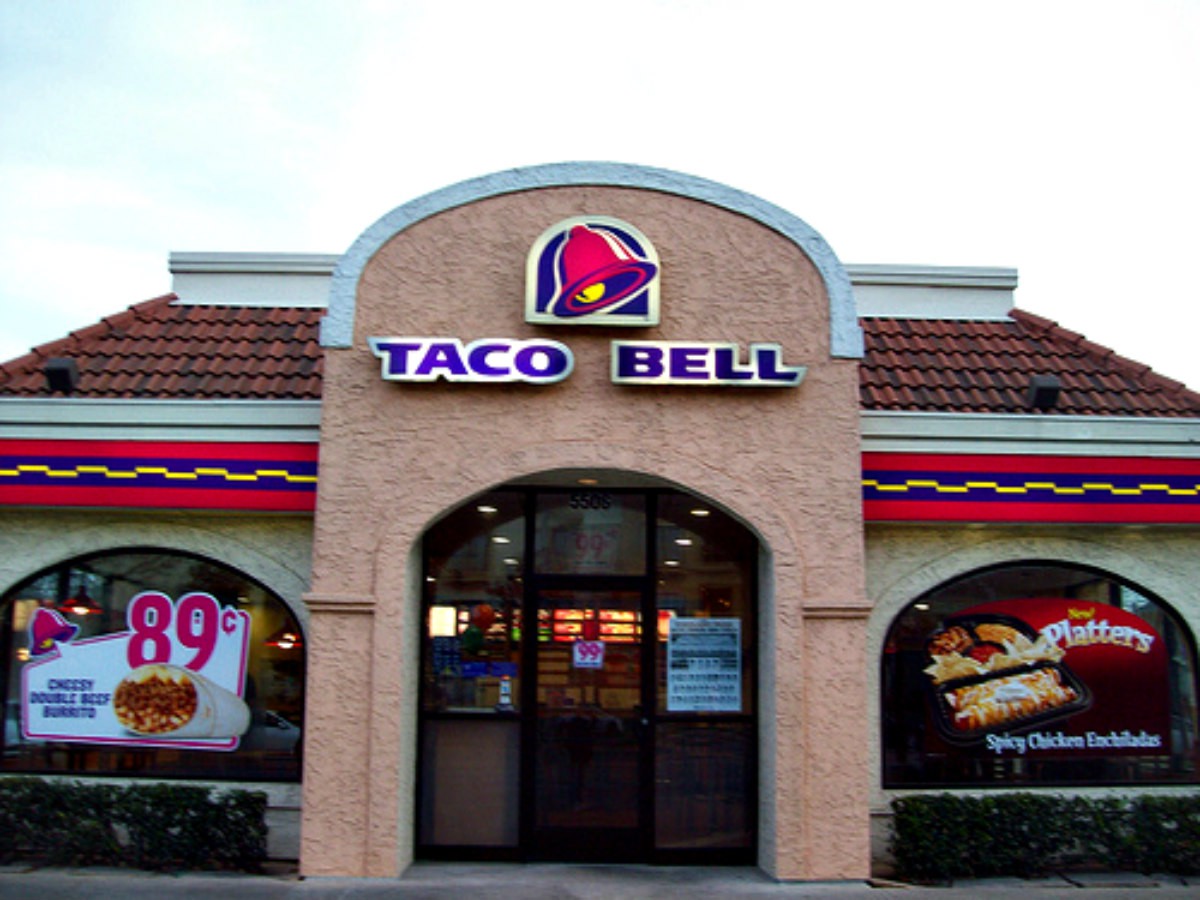 tacobellfacade - В Алабаме сотрудник Taco Bell был уволен за отказ обслуживать местных чиновников