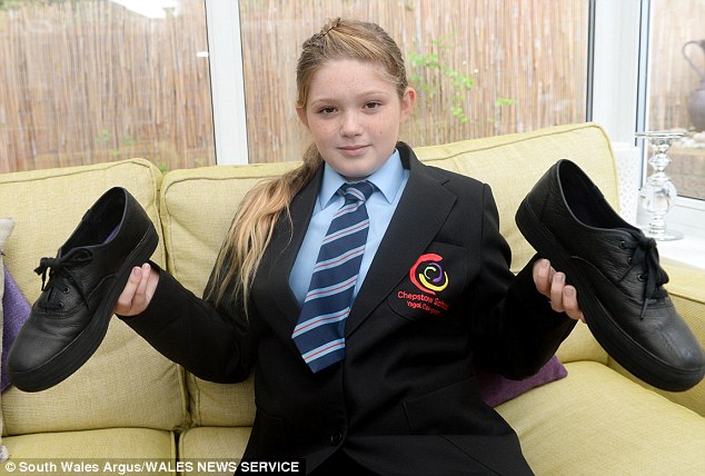 38E9751B00000578 0 image a 25 1475148700506 - Британским школьницам запрещают носить обувь с низкой подошвой