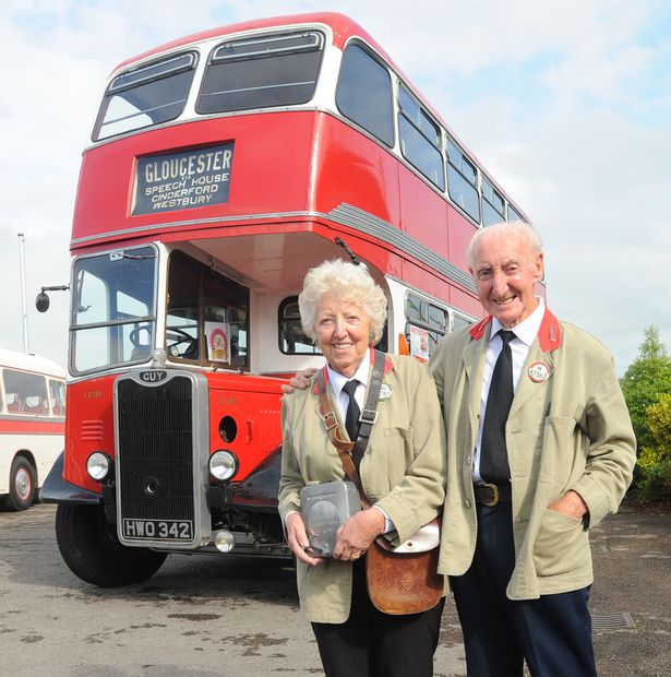 Пенсионер подарил своей жене двухэтажный автобус, на котором они познакомились 60 лет назад