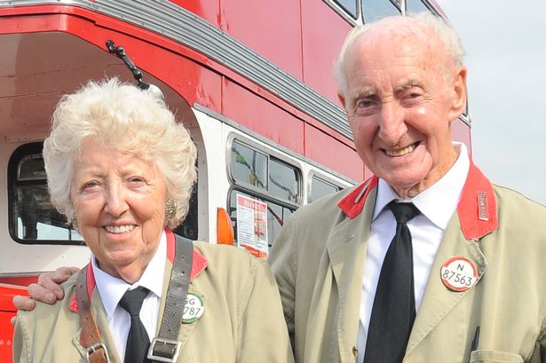 PAY Ken Shirley - Пенсионер подарил своей жене двухэтажный автобус, на котором они познакомились 60 лет назад