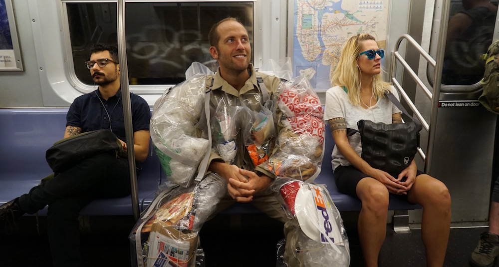 Trash Me Day 4 in the subway - В США мужчина носит мусор, который оставляет после себя